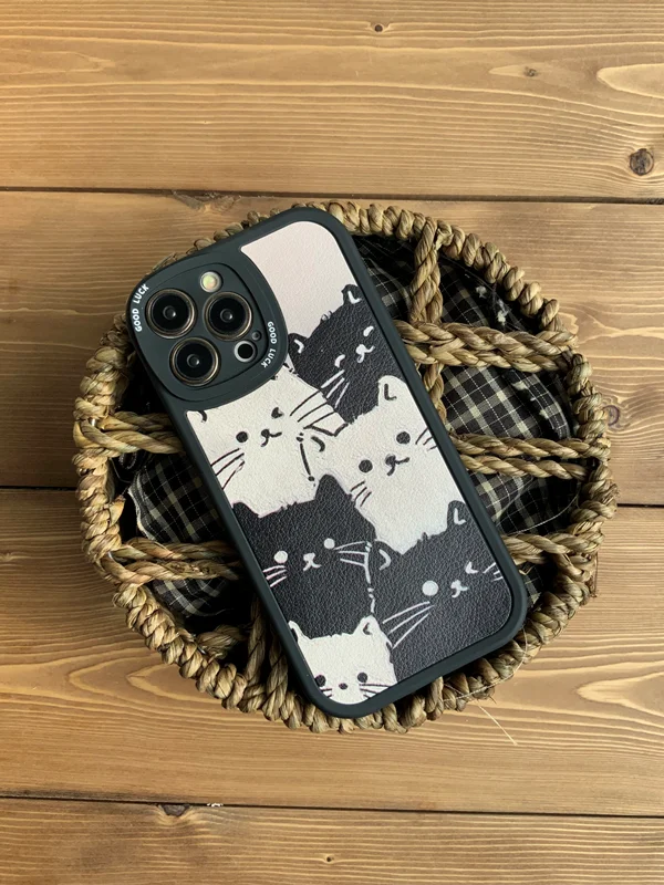 قاب موبایل آیفون گربه های کیوت سیاه و سفید محافظ لنزدار