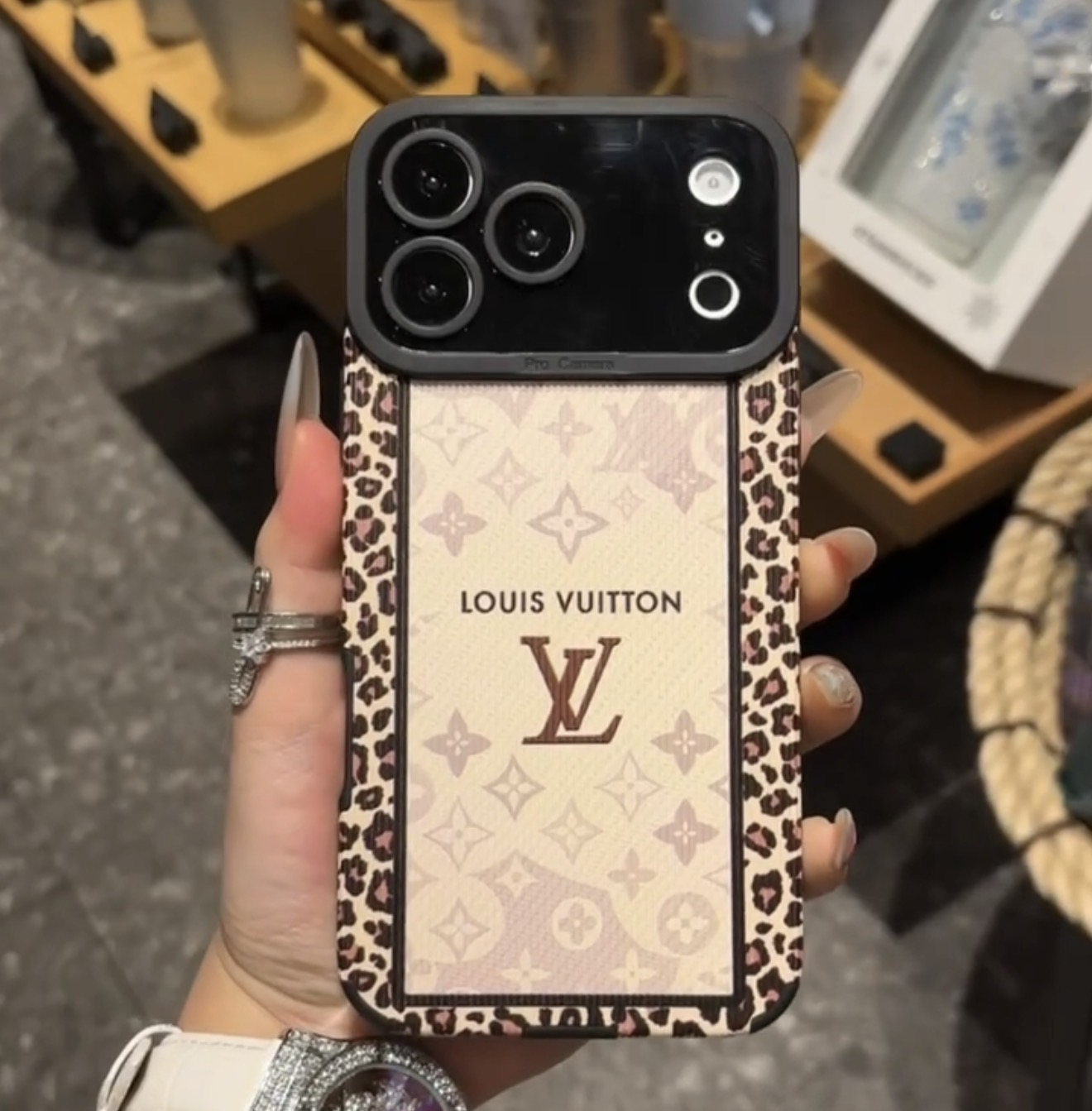 کاور گوشی آیفون لویس ویتون پلنگی louis vuitton