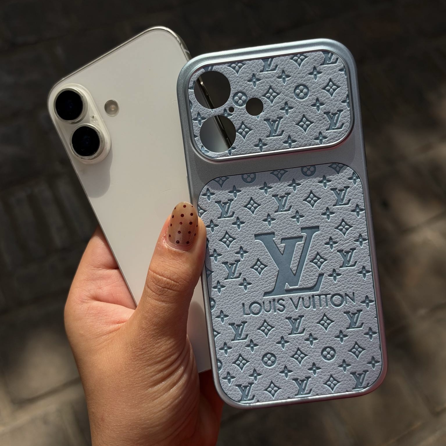 گارد آیفون LV (sky blue)