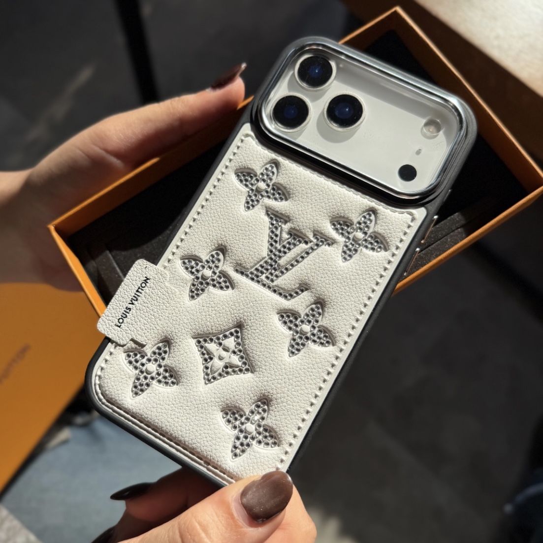 قاب گوشی آیفون white LV diyamond